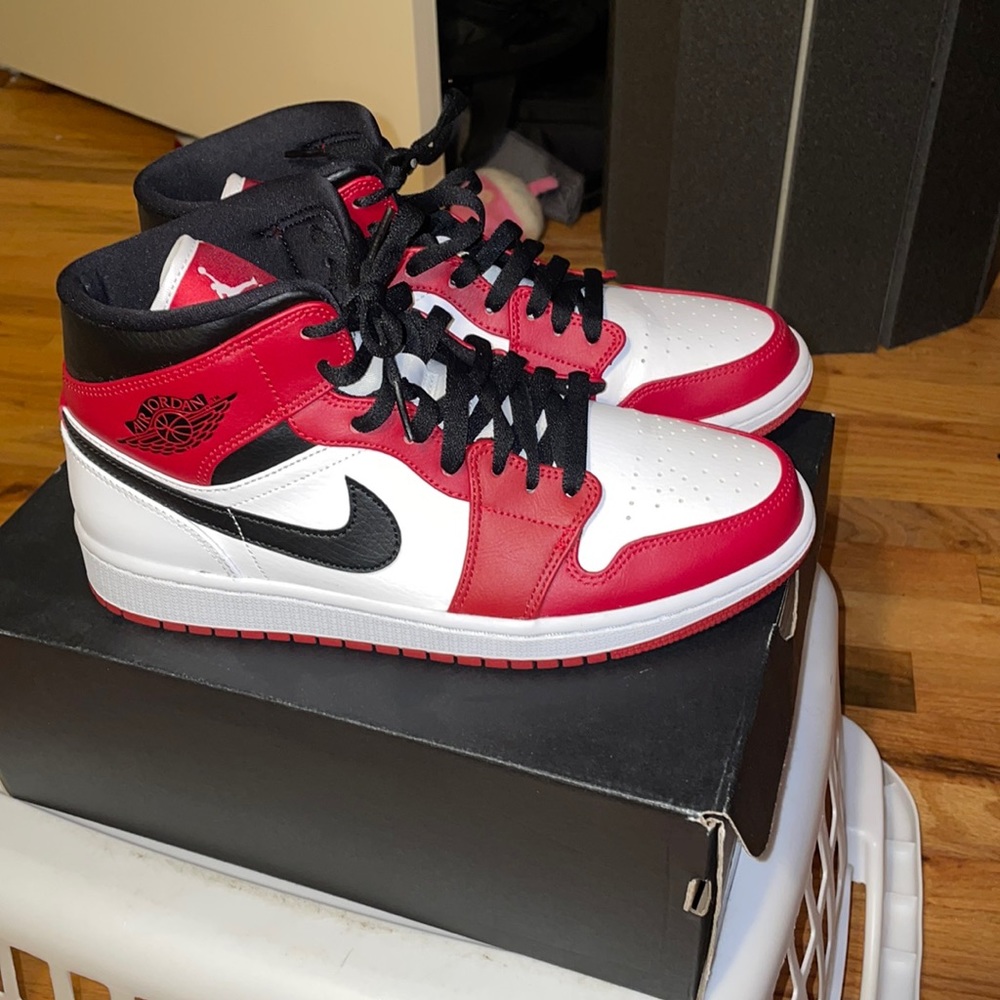 Jordan 1 mid chicago